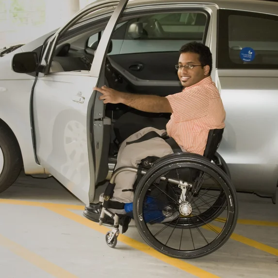 Stagiaire en situation de handicap participant activement à une formation pratique chez BYS Formation